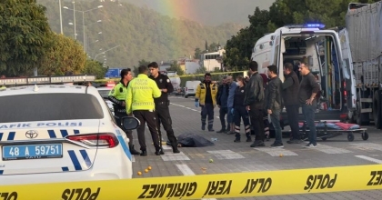 OTOMOBİLİN ÇARPTIĞI KADIN HAYATINI KAYBETTİ