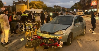 MOTOSİKLETLE OTOMOBİL ÇARPIŞTI: 2 YARALI