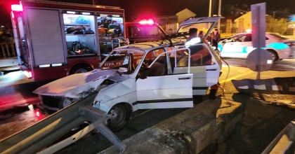BARİYER OTOMOBİLE OK GİBİ SAPLANDI, YARALANAN SÜRÜCÜ HASTANEYE KALDIRILDI