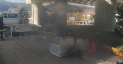 BEYAZ EŞYA YÜKLÜ KAMYONETTE YANGIN ÇIKTI