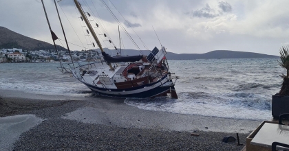 BODRUM’DA DÜZENSİZ GÖÇMEN TEKNESİ KARAYA VURDU