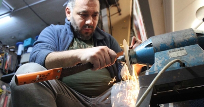 BU YIL ZEYTİN BUDAMA DÖNEMİ ERKEN GELDİ, TESTERE BİLEMEYE TALEP ÇOĞALDI 