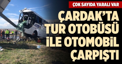 ÇARDAK’TA TUR OTOBÜSÜ İLE OTOMOBİL ÇARPIŞTI