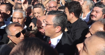 CHP'NİN YENİ GENEL BAŞKANI ÖZGÜR ÖZEL, İZMİR’DE PARTİLİLER TARAFINDAN KARŞILANDI