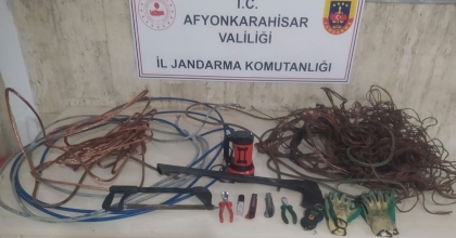 ÇİFTÇİLERİN KABUSU OLAN KABLO HIRSIZLARINI JANDARMA YAKALADI