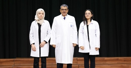 DİŞ HEKİMLİĞİ ÖĞRENCİLERİ BEYAZ ÖNLÜKLERİNİ GİYDİ