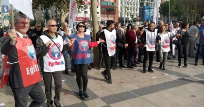 EĞİTİMCİLERDEN HALAYLI EYLEM