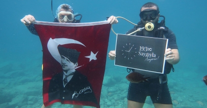 FETHİYE’DE DALGIÇLAR ATATÜRK’Ü 10 METRE DERİNLİKTE TÜRK BAYRAĞI AÇARAK ANDI