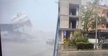 FIRTINAYA DAYANAMAYAN BİR BİNANIN ÇATISI SANİYELER İÇİNDE YOK OLDU