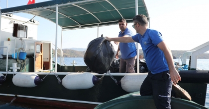 GÖKOVA KÖRFEZİ’NDE 10 AYDA 36 TON ÇÖP TOPLADI
