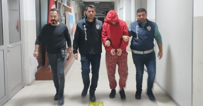 İZMİR'DE 5 AYRI SUÇTAN ARANAN FİRARİ, ŞOK EKİBİNDEN KAÇAMADI