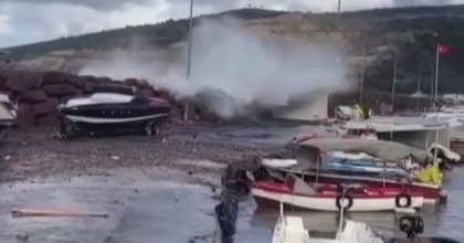 İZMİR’DE DALGALAR YÜKSELDİ 4 KİŞİ DENİZE DÜŞTÜ