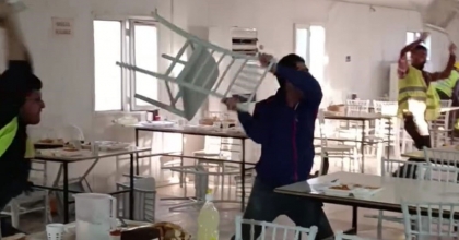 İZMİR’DE İNŞAAT İŞÇİLERİNİN MEYDAN MUHAREBESİ GİBİ KAVGASI