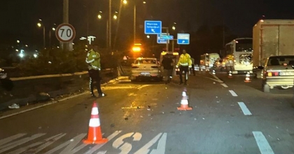 İZMİR’DE OTOMOBİLLE ÇARPIŞAN MOTOSİKLETTEKİ 3 KİŞİ ÖLDÜ