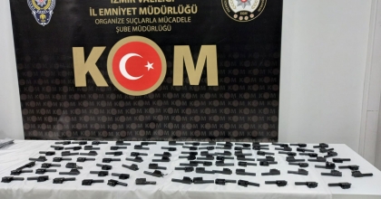 İZMİR’DE YASA DIŞI SİLAH TİCARETİ YAPAN ÇETEYE DARBE