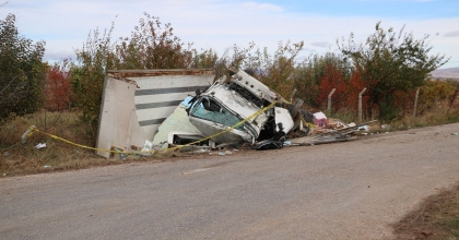 KAMYONET VE HAFİF TİCARİ ARACIN ÇARPIŞTIĞI KAZADA 2 KİŞİ ÖLDÜ, 3 KİŞİ YARALANDI