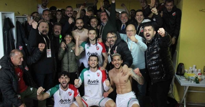 KARŞIYAKA, ZİRVEYE OYNUYOR  