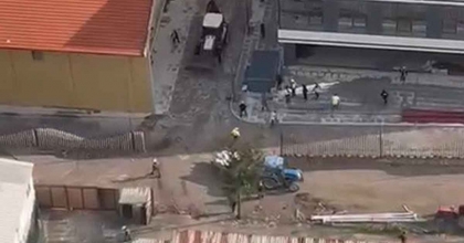 KIZGIN KEPÇE OPERATÖRÜ İŞÇİLERİ İŞ MAKİNESİYLE KOVALADI