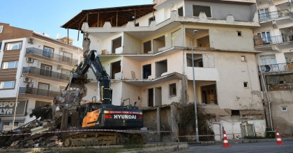 KUŞADASI'NDA HASARLI VE DAYANIKSIZ YAPILAR YIKILIYOR