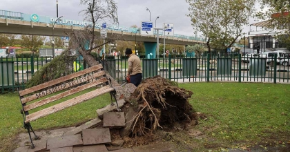 MANİSA'DA FIRTINA ETKİLİ OLUYOR