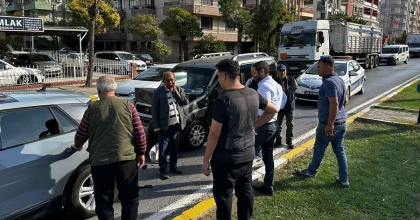 MİLAS’TA ZİNCİRLEME TRAFİK KAZASI: 1’İ ÇOCUK 2 KİŞİ YARALANDI  