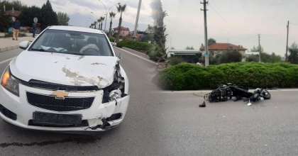PAMUKKALE YOLUNDA OTOMOBİL İLE MOTOSİKLET ÇARPIŞTI