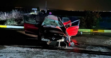 REFÜJE ÇARPAN OTOMOBİL SÜRÜCÜSÜ OLAY YERİNDE HAYATINI KAYBETTİ  