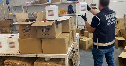 SAHTE ALKOLLERİ 'MÜREKKEP SÖKÜCÜ' VE 'TUTUŞTURUCU SIVI' ETİKETLERİYLE SATIŞA SUNMUŞLAR