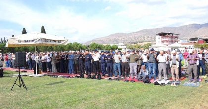 SALİHLİ’DE ELLER YAĞMUR İÇİN SEMAYA AÇILDI  