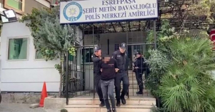 ŞEHİR ŞEHİR KAÇAN SUÇ MAKİNESİNİ İZMİR POLİSİ ENSELEDİ  