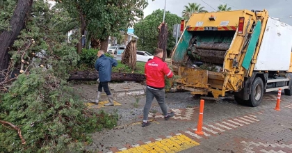 SÖKE'DE SAĞANAK YAĞIŞ VE KUVVETLİ RÜZGAR ETKİLİ OLDU