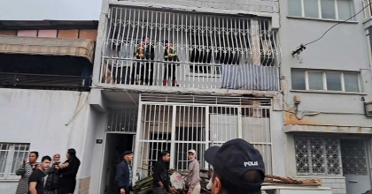 SÖKE'DEKİ YANGIN YÜREKLERİ AĞIZA GETİRDİ, EVDEKİ ÇOCUKLARI İTFAİYECİLER KURTARDI