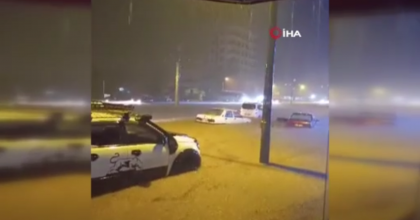 GÖLE DÖNEN YOLDA HALK OTOBÜSÜNÜ SU BASTI