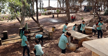 TATİLCİLER KİRLETTİ, ÖĞRENCİLER TEMİZLEDİ  