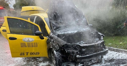 TİCARİ TAKSİDE ÇIKAN YANGINDA ARAÇ KULLANILAMAZ HALE GELDİ  