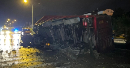 TIR KARŞI ŞERİDE GEÇİP DEVRİLDİ: 1 YARALI  