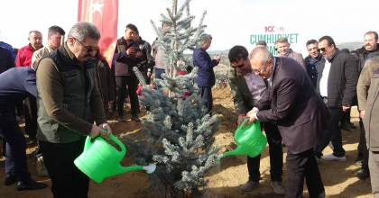 UŞAK’TA 'GELECEĞE NEFES CUMHURİYETE NEFES' İÇİN FİDANLAR TOPRAKLA BULUŞTU
