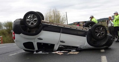 UŞAK’TA TERS DÖNEN ARAÇTA 1 KİŞİ YARALANDI  