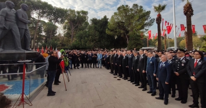 VALİLİK ÖNÜNDE TÖREN DÜZENLENDİ