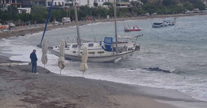 YELKENLİ KARAYA VURDU  