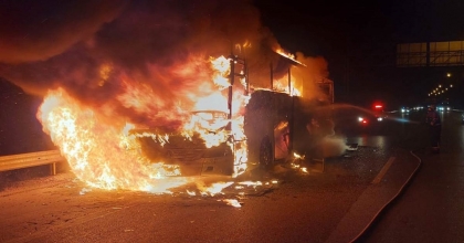 YOLCU OTOBÜSÜ ALEV ALDI, YOLCULAR CANLARINI ZOR KURTARDI  