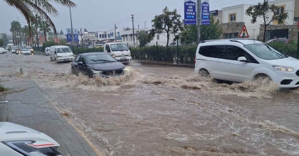 YOLLAR, DAKİKALAR İÇERİSİNDE DEREYE DÖNDÜ  