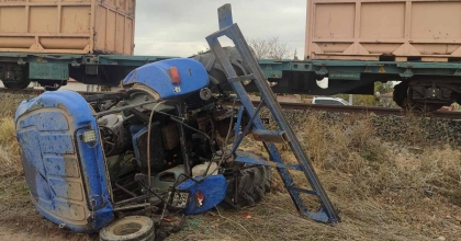 YÜK TRENİNİ TRAKTÖRE ÇARPTI: 1 ÖLÜ, 1 YARALI 
