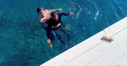 GAZETECİLERİ ÇAĞIRDI, AYAĞINA BAĞLADIĞI KUM TORBASIYLA DENİZE ATLADI