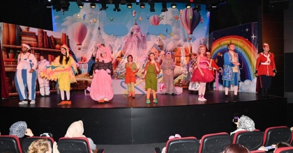 ‘OYUNCAKLAR ÜLKESİ’ OYUNUNA MİNİKLERDEN YOĞUN İLGİ