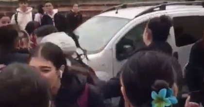 5 ÖĞRENCİ, 1 ÖĞRENCİYİ DÖVDÜ