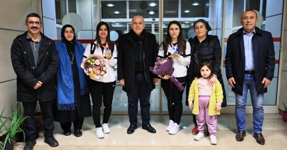 AVRUPA ŞAMPİYONU SPORCULAR ÇİÇEKLERLE KARŞILANDI