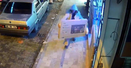 TELEVİZYONU SIRTLAYIP GÖTÜRDÜ, O ANLAR KAMERALARA YANSIDI