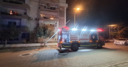 ANNESİNİ KURTARMAK İÇİN ALEVLERİN ARASINA ATLADI