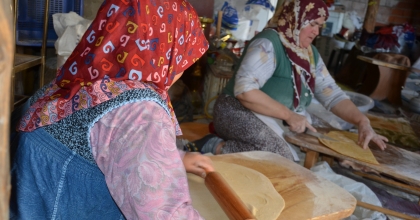 KADINLARIN ERİŞTE VE BUĞDAY DÖVME GELENEĞİ SÜRÜYOR